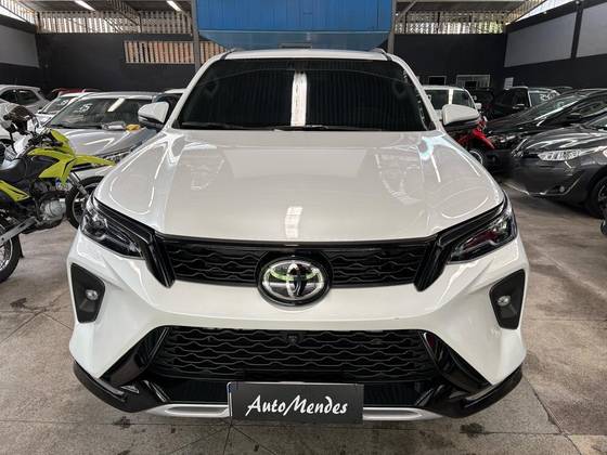 TOYOTA HILUX SW4 2.8 D-4D TURBO DIESEL SRX PLATINUM 7L 4X4 AUTOMÁTICO
